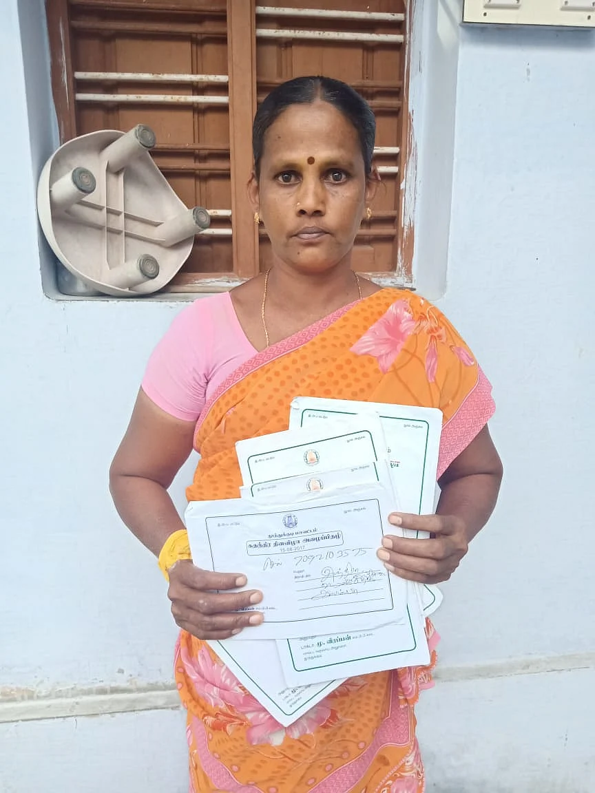 அழைப்பிதழ்களுடன் இந்திரா