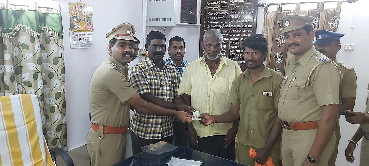 அழகர்சாமியைப் பாராட்டிய ஆண்டிபட்டி போலீஸார்.
