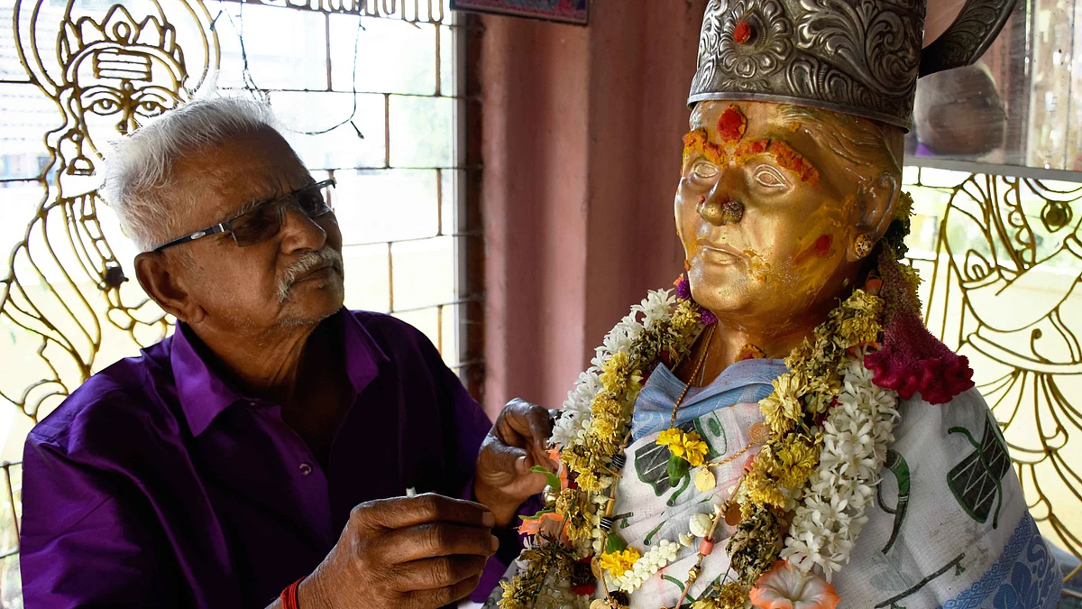 காதல் மனைவிக்கு சிலை
