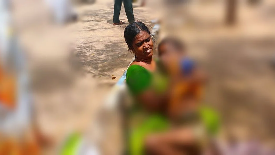 மகனுடன் பாண்டிதேவி