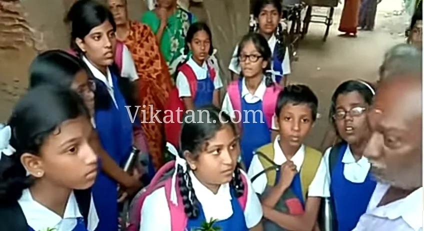 ஆட்டோவில் பயணித்த மாணவிகள்