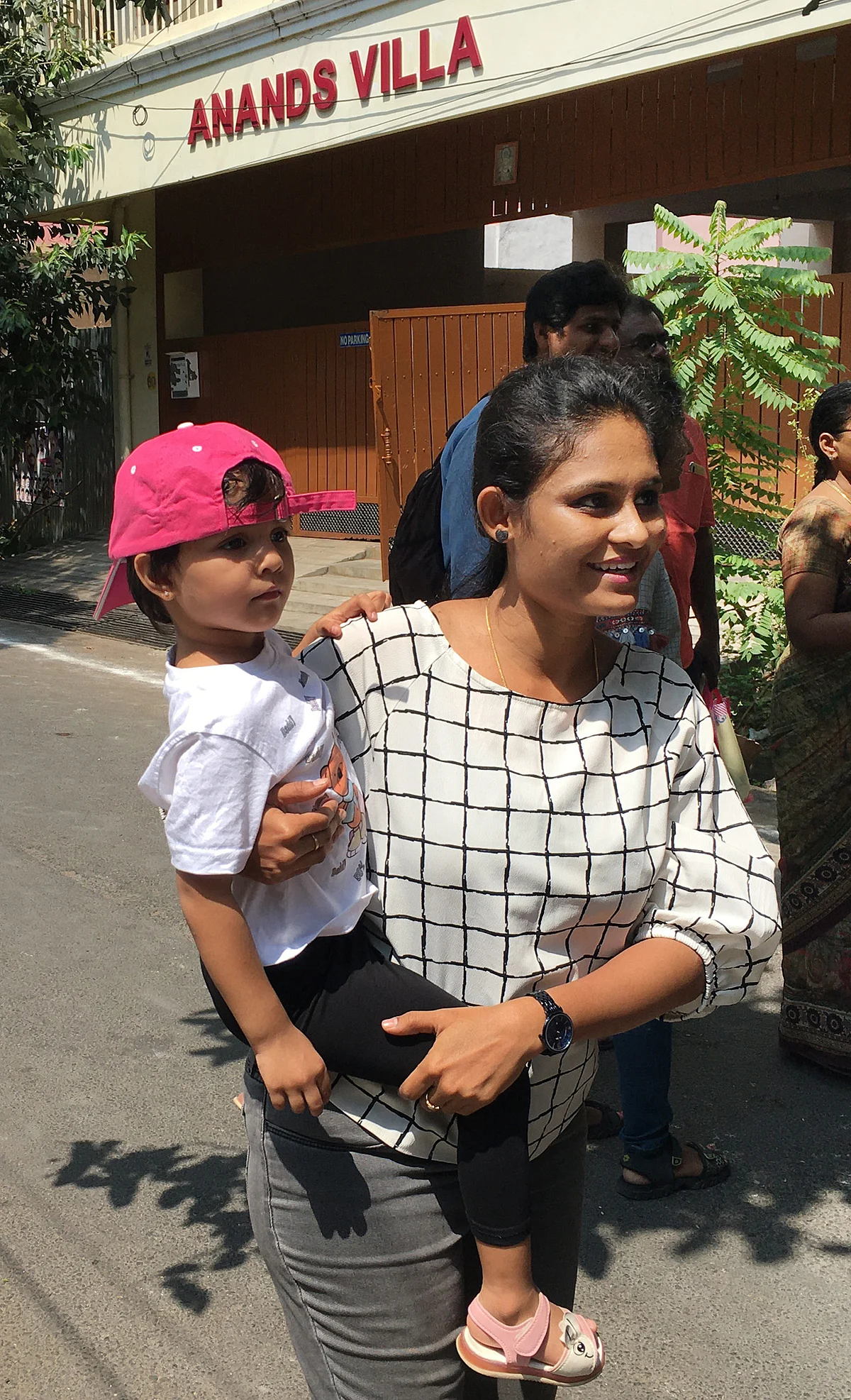 குழந்தைகள் விளையாட்டை பார்க்க வந்த பெண்களுக்கு, குழந்தைகளை இடுப்பில் வைத்து நடப்பது குறித்து பயிற்சியளிக்கப்பட்டது.