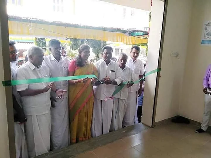 அலுவலகத்தைத் திறந்த தொழிலாளர்கள்