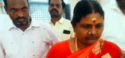 பெண் அதிகாரி, இடைத்தரகர் கைது