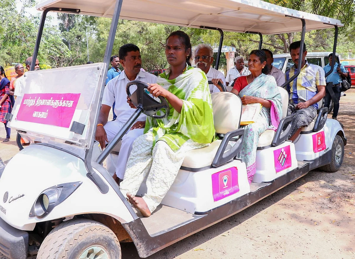 பேட்ரி கார் ஓட்டும் அபர்ணா