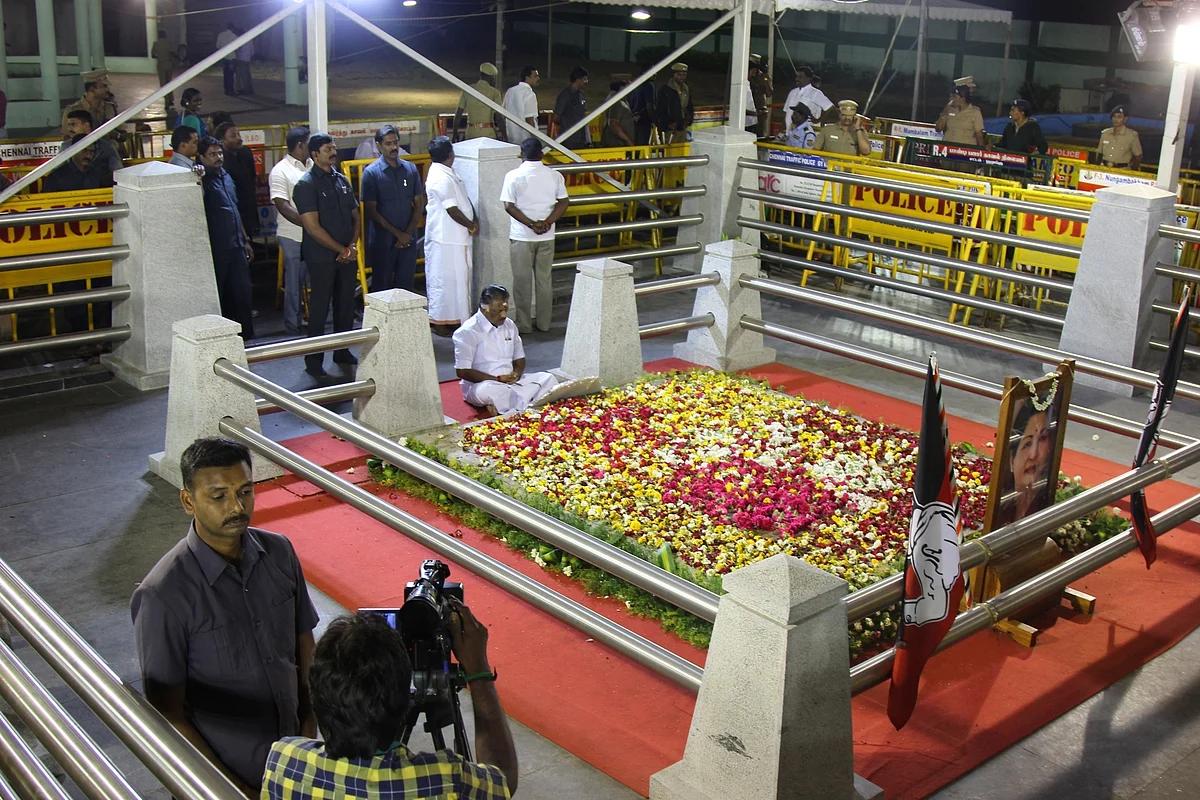 ஜெ. சமாதியில் பன்னீர்
