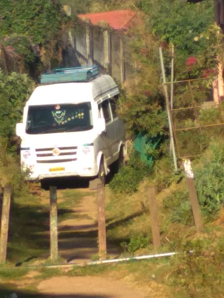 சரிவுப் பாதையில் சிக்கிய வேன்