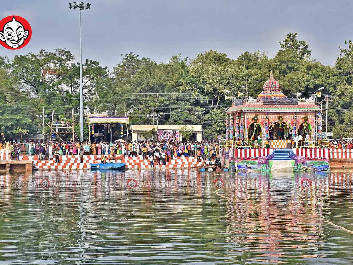 தெப்பத்தில் உலா வந்த மீனாட்சி சுந்தரேசுவரர்... மதுரை தெப்பத்திருவிழா சிறப்பு புகைப்படங்கள்!