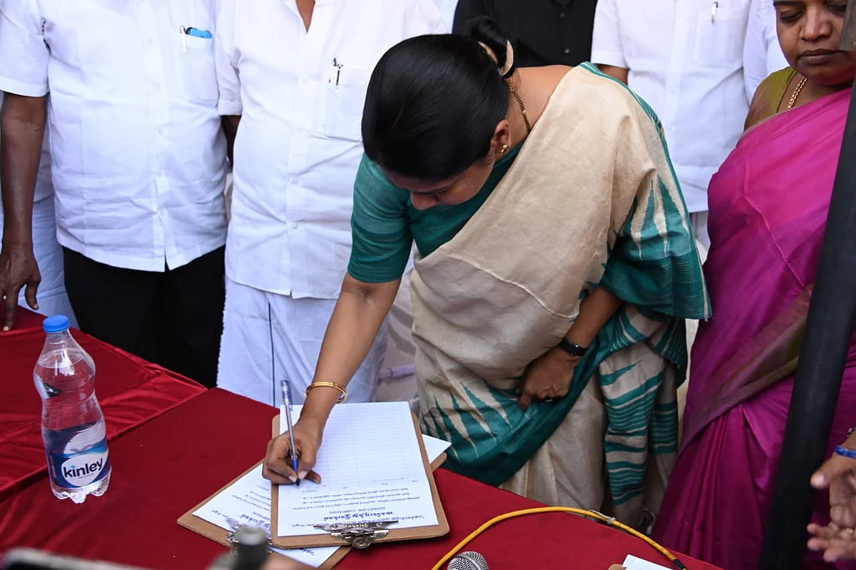 கையெழுத்திடும் கனிமொழி