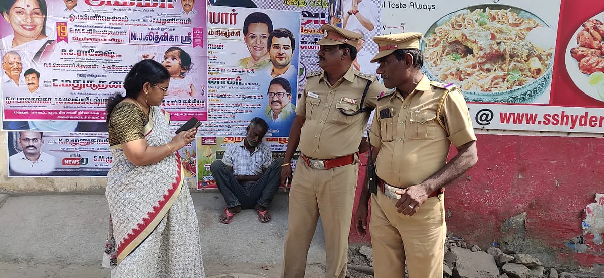 விக்டரிடம் விசாரிக்கும் போலீஸ் அதிகாரிகள்