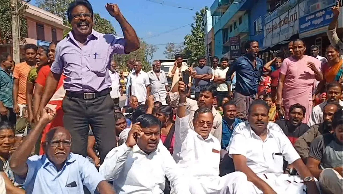 மறியலின்போது ஆவேசமான உறவினர்கள்