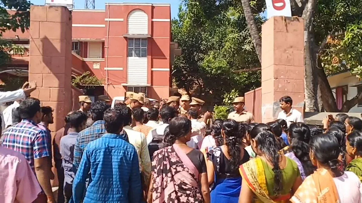 தக்கலை காவல் நிலையம் முன்பு மறியலில் ஈடுபட்டவர்கள்