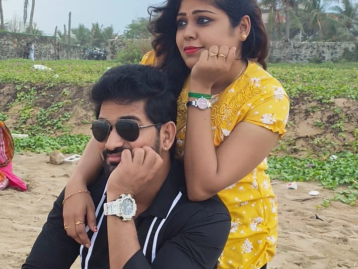 ``அவங்க பிரிவு தாங்க முடியாம ஏர்போர்ட்ல நின்னு அழுதேன்!’’ - கார்த்திக் வாசு பகிர்ந்த லவ் ஸ்டோரி