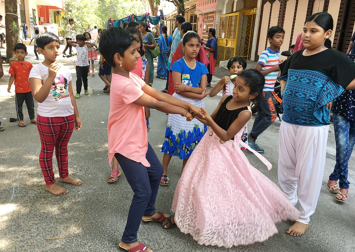 வீதியில் தங்கள் விருப்பத்திற்கேற்ப நடனமாடி விளையாடும் சிறுமிகள்
