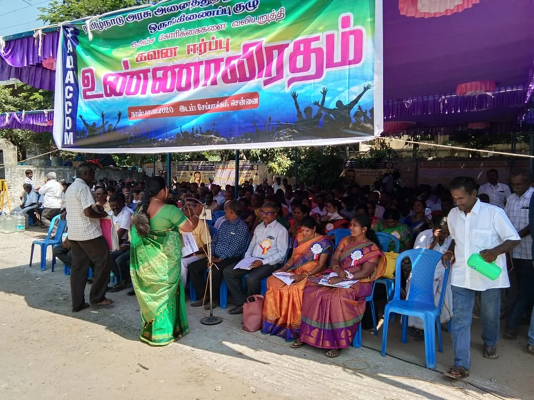 உண்ணாவிரதப் போராட்டத்தில் அரசு ஊழியர்கள்