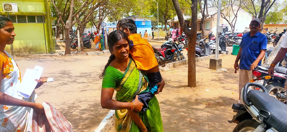 மகனுடன் பாண்டிதேவி