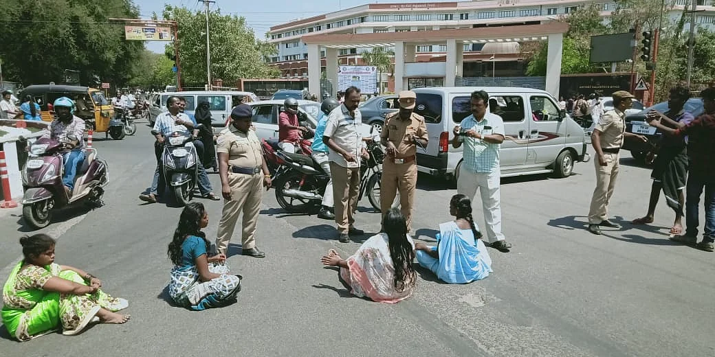 சாலைமறியல்