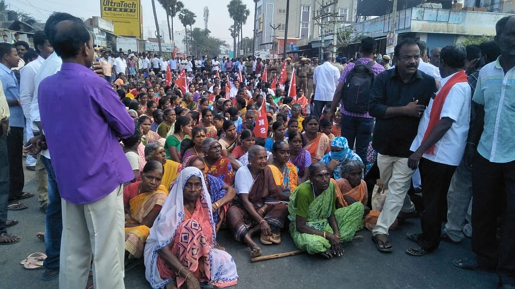 பணி நீக்கம் செய்யப்பட்டதை எதிர்த்த தனியார் நிறுவன ஊழியர்கள்... திருவள்ளூரை பதற்றமாக்கிய மறியல்!