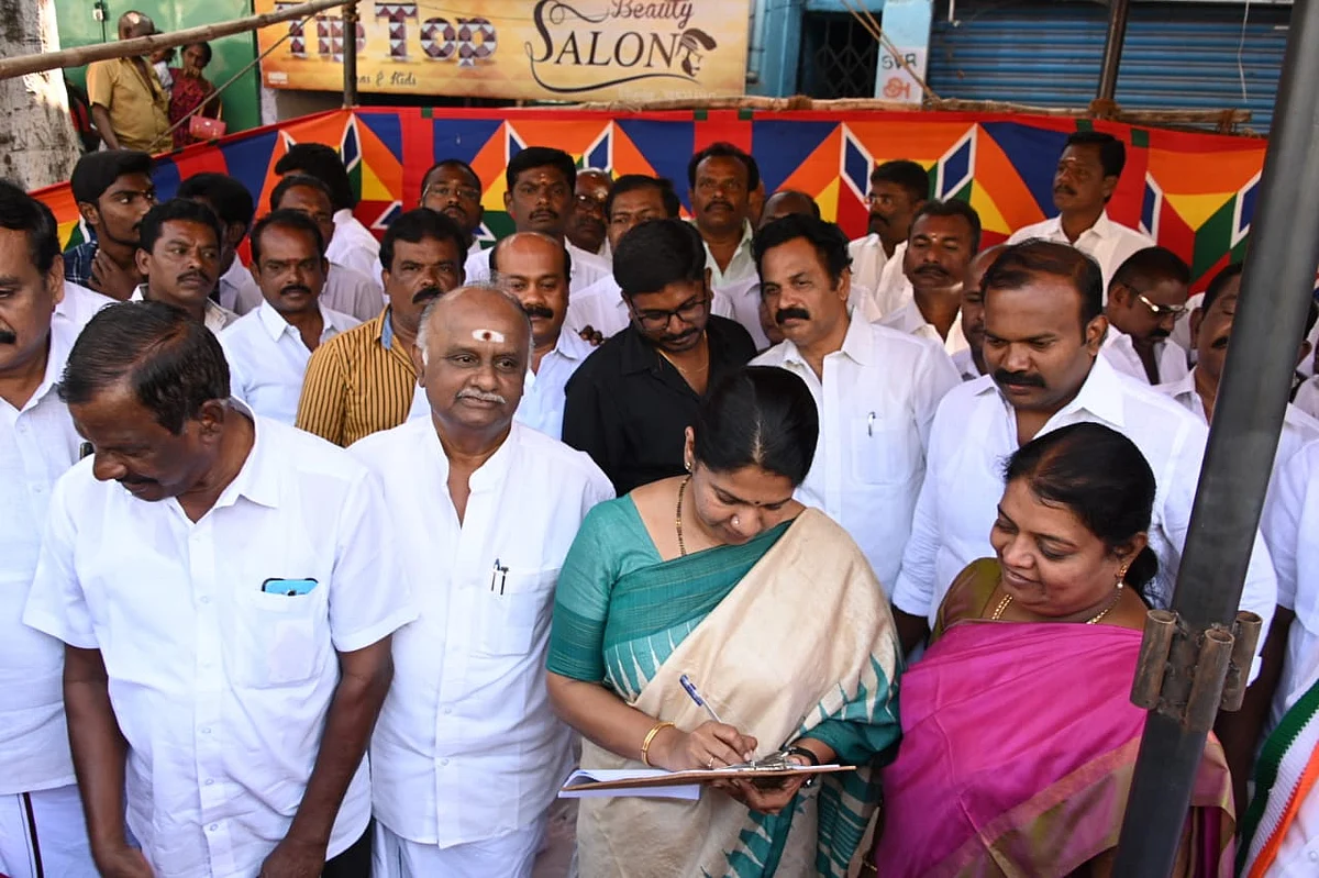 கையெழுத்திடும் கனிமொழி