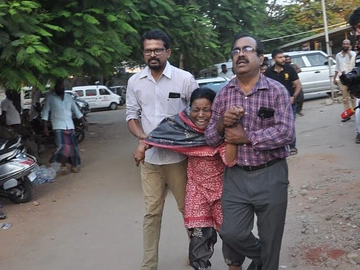 அம்மாவைப் பார்க்க வரேன்னு சொன்னியே.. ஏன் வரலை? -அவினாசி சாலை விபத்தால் கதறிய பெற்றோர்