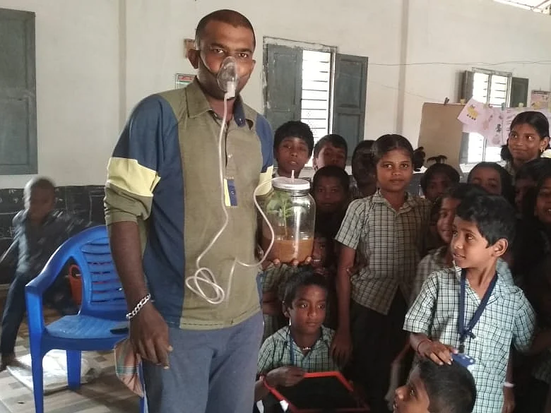 `கண்ணாடி பாட்டிலில் செடி... மாஸ்க்..!’- காற்று மாசுபாடு விழிப்புணர்வில் அசத்தும் மதுரை இளைஞர்