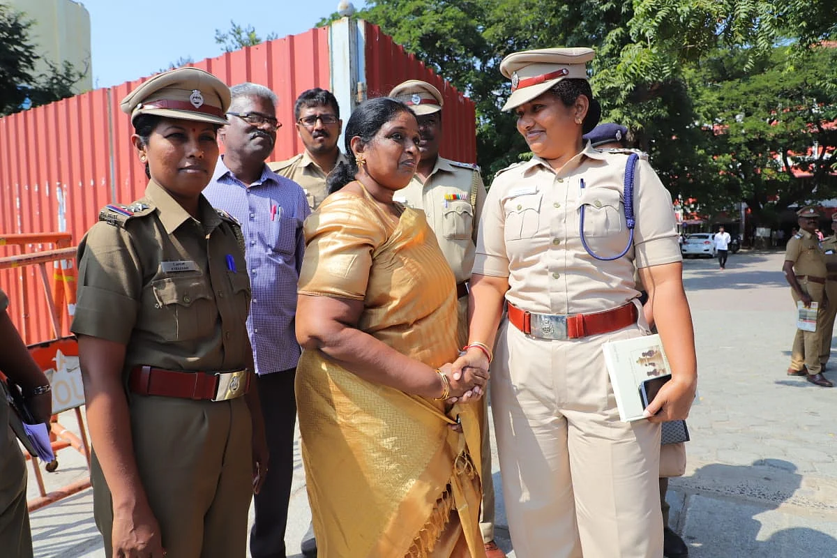 இன்ஸ்பெக்டருக்கு வாழ்த்து கூறும் போலீஸ் அதிகாரி