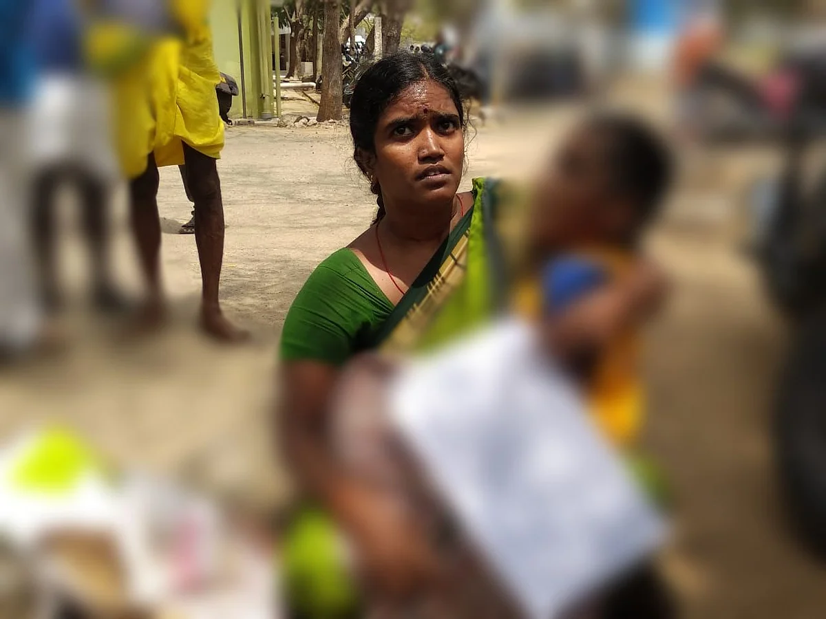 மகனுடன் பாண்டிதேவி