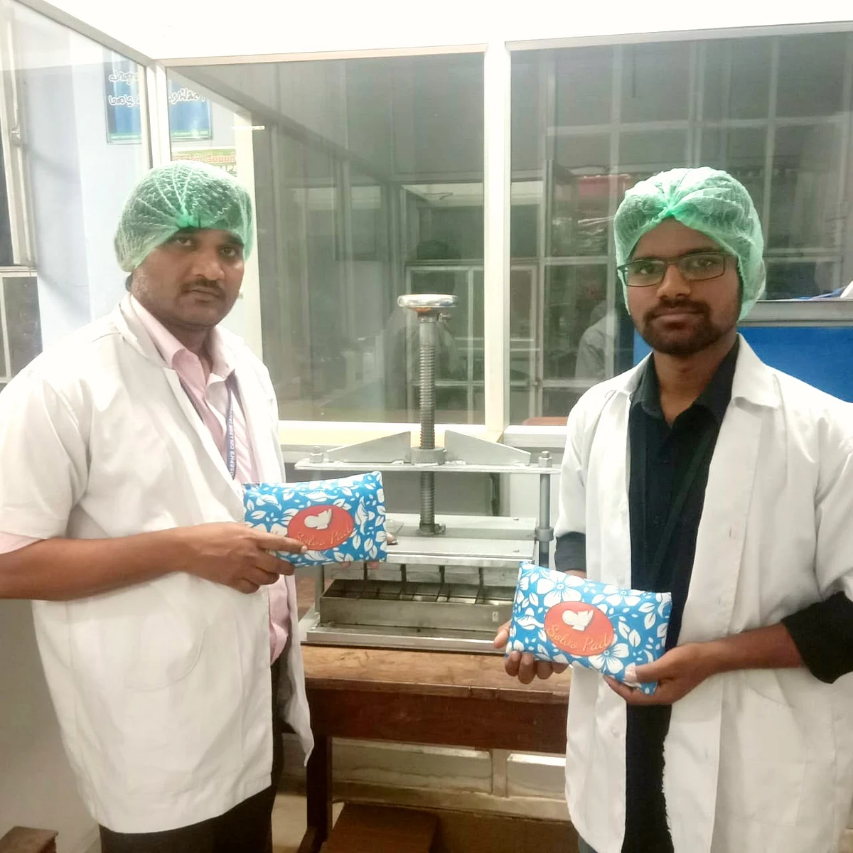 சீமைக் கற்றாழை நாப்கினுடன் மாணவர்கள்