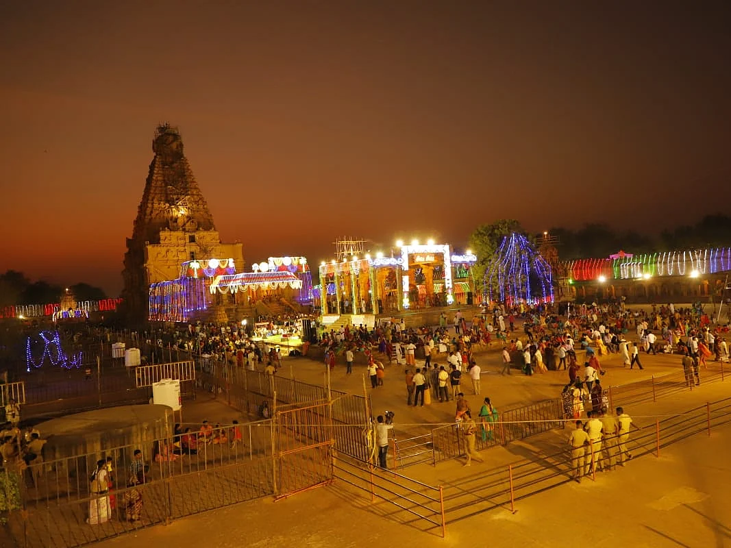 `கலெக்டருக்குத் தெரியாமல் லட்சக்கணக்கில் முறைகேடு?'- தஞ்சை பெரியகோயில் குடமுழுக்கு சர்ச்சை