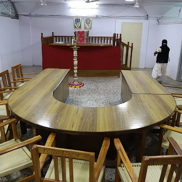ஸ்பெஷல் கோர்ட் ஹால்