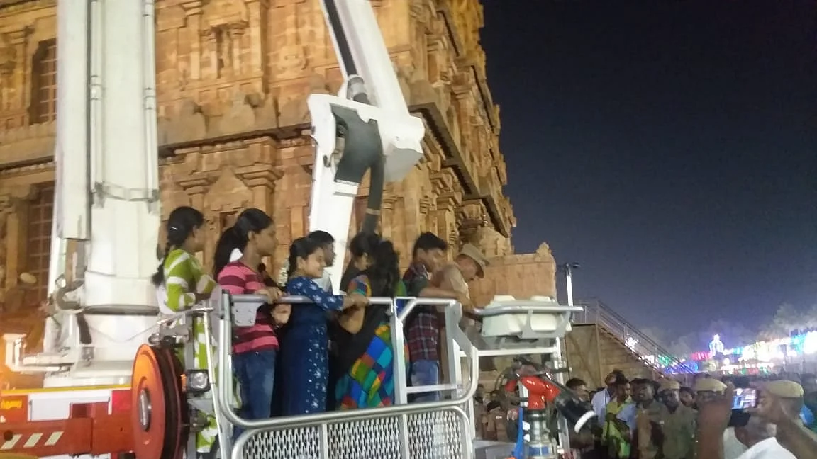 தீயணைப்பு வாகனத்தில் மக்கள்