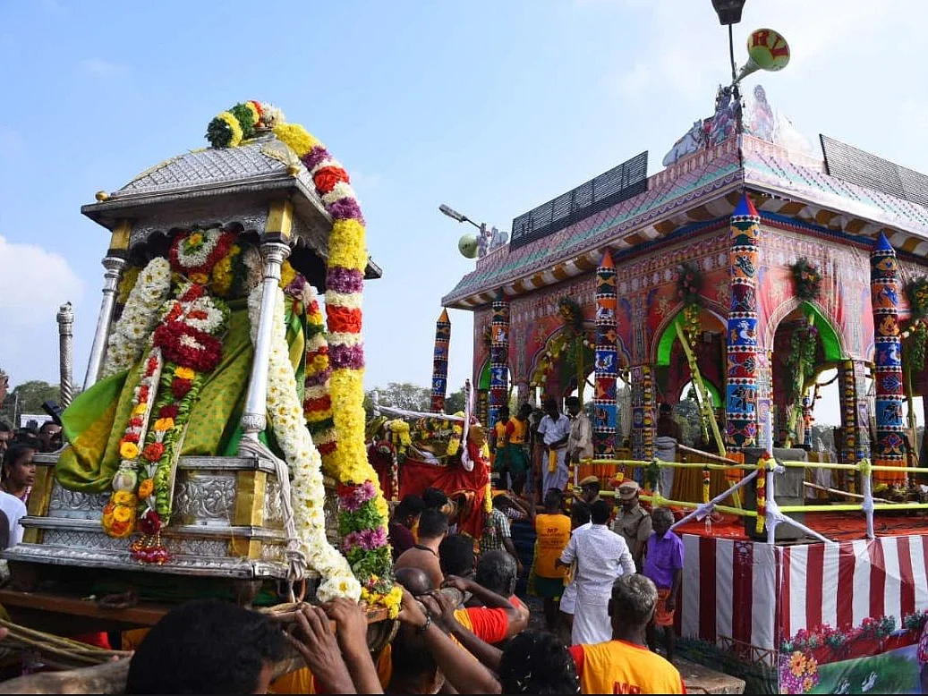 மீனாட்சியம்மன்-சுந்தரேசுவரர் தெப்பத்திருவிழா.. மதுரையில் கோலாகலம்!