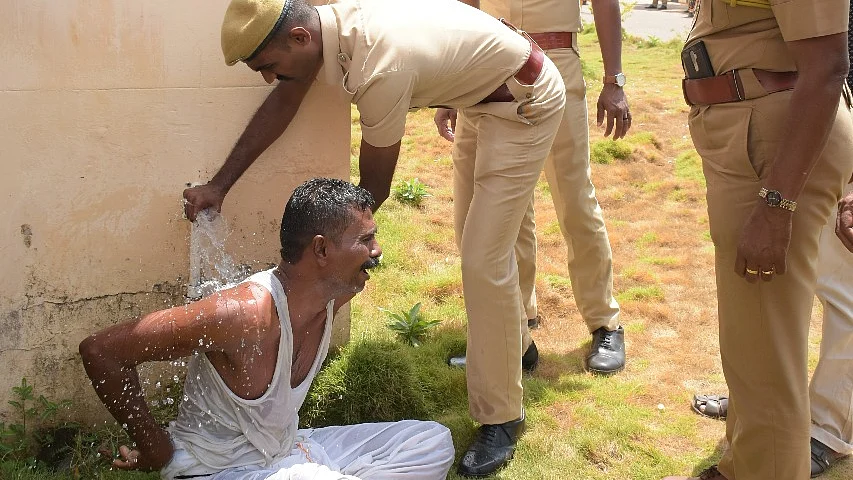 தீக்குளிக்க முயன்ற விவசாயி