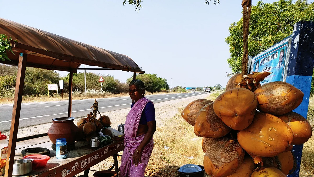 இளநீர் கடை முன்பு வெள்ளையம்மாள்
