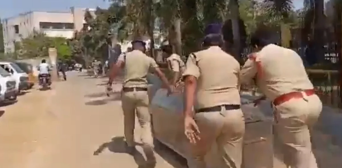 பூட்ஸ்காலால் உதைத்த போலீஸ்