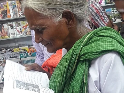 `நிறைய புத்தகங்கள் கிடைச்சிருக்கு!' - நெல்லை வைரல் பாட்டியை நெகிழ வைத்த ஆட்சியர் #BookFair