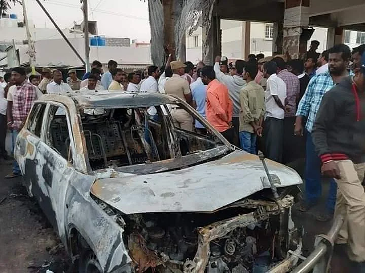 எரிந்து எலும்புக் கூடான கார்