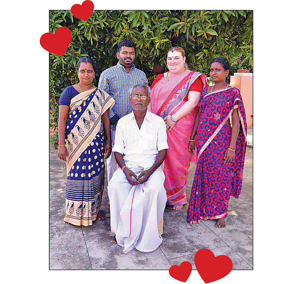 குடும்பத்தினருடன் கந்தசாமி - எலிசபெத்...