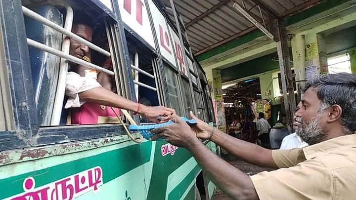 இனிப்பு வழங்கும் டெல்டா மக்கள்