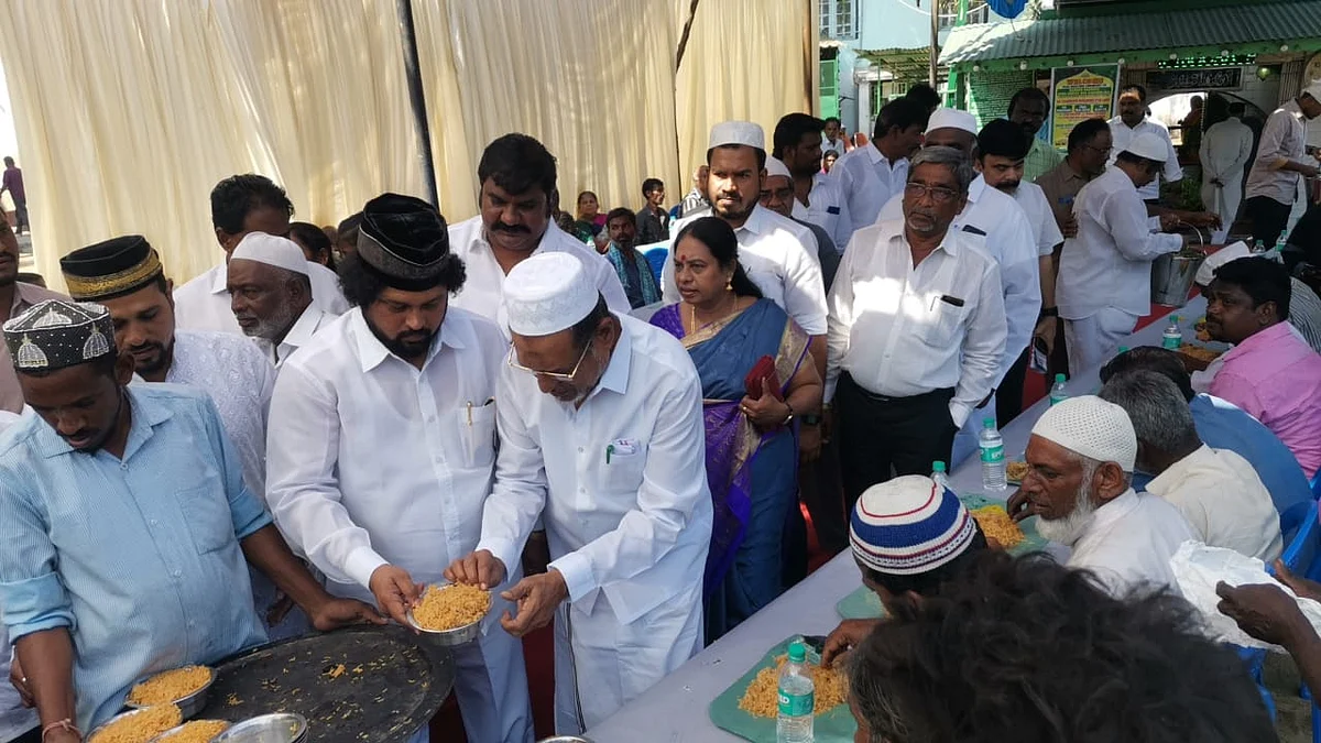 பிரியாணி வழங்கும் எம்.பி. முகமதுஜான்