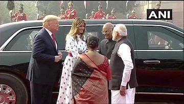 ட்ரம்ப், அவரது மனைவி மெலனியா ட்ரம்ப் ஆகியோரை வரவேற்கும் மோடி