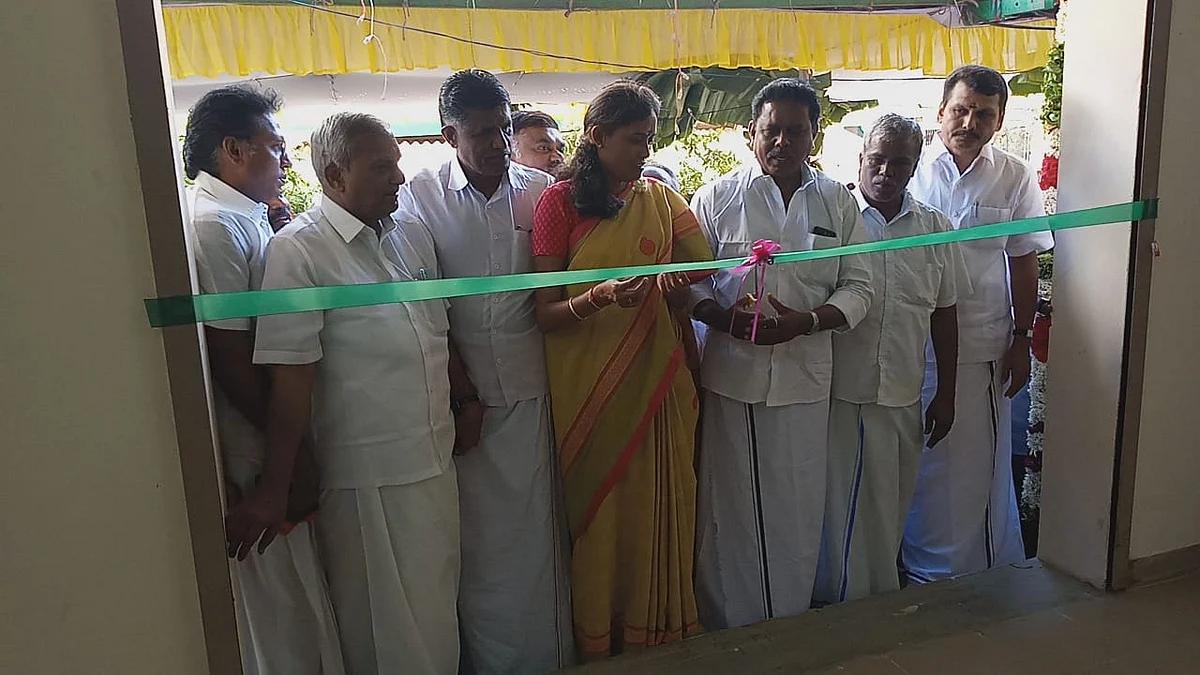 அலுவலகத்தைத் திறந்த தொழிலாளர்கள்