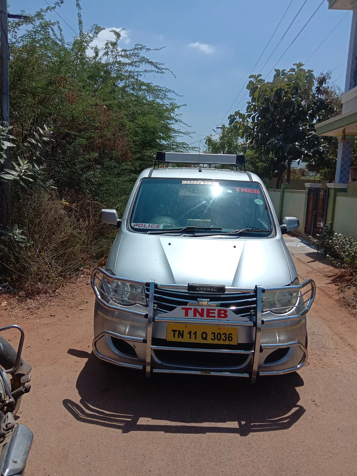 விஜிலென்ஸ் டி.எஸ்.பி வந்த வாகனம்