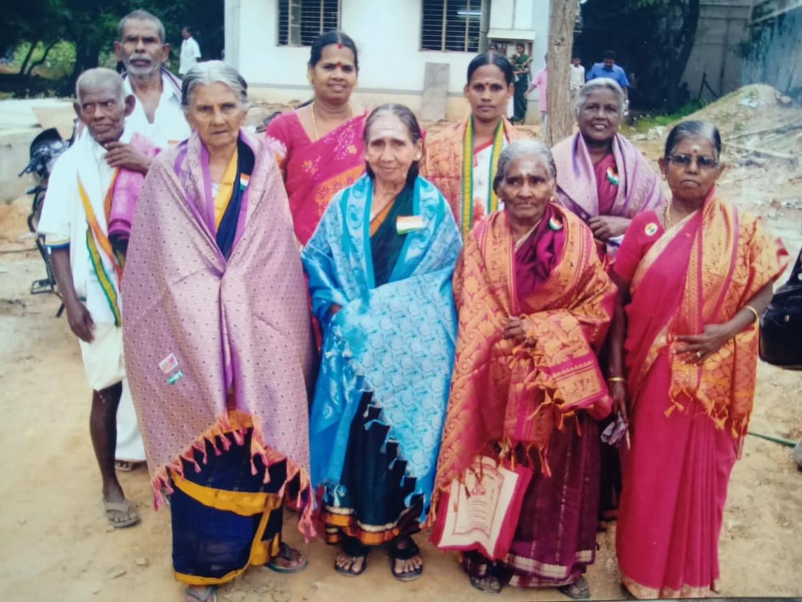 பிற தியாகிகளின் வாரிசுகளுடன் இந்திரா