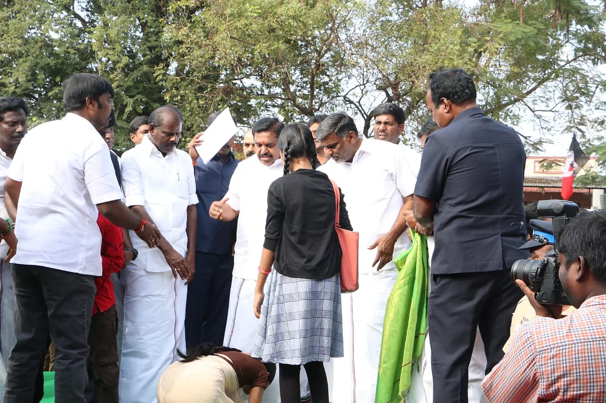 முதல்வரின் காலில் விழுந்த போலீஸ்காரரின் மனைவி
