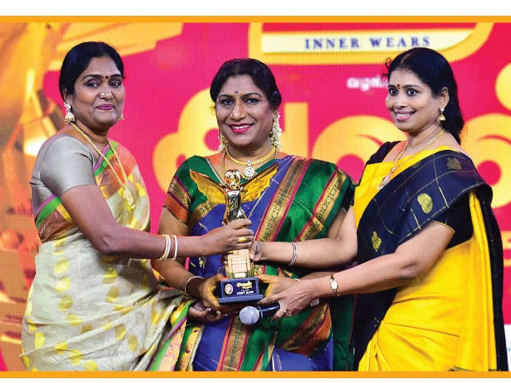 அவள் விகடன் விருதுகள் மேடை