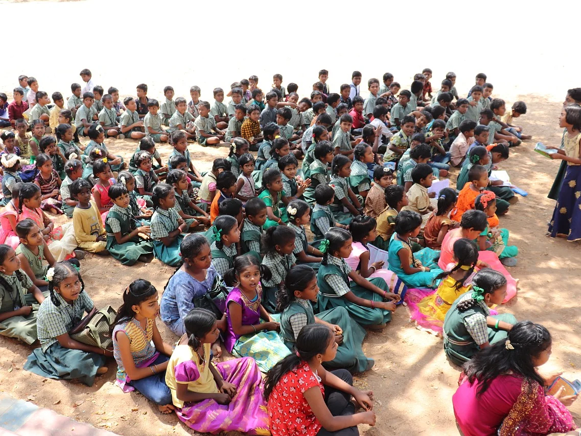 கொரோனா எதிரொலி: தனியார் பள்ளிகளின் ஆன்லைன் வகுப்புகள், அரசுப்பள்ளிகளின் நிலை என்ன?