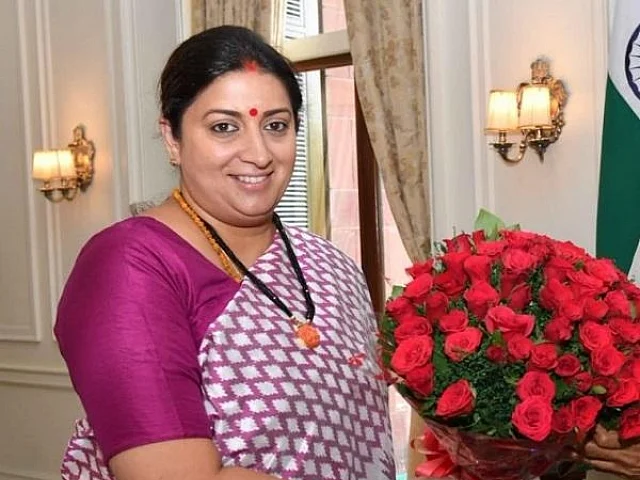 `இயக்குநரின் அரசியல் கருத்துகளுக்கு நாட் ஓகே; படத்துக்கு ஓகே!' -ஸ்மிருதி இரானியின் `தப்பட்' ஆதரவு