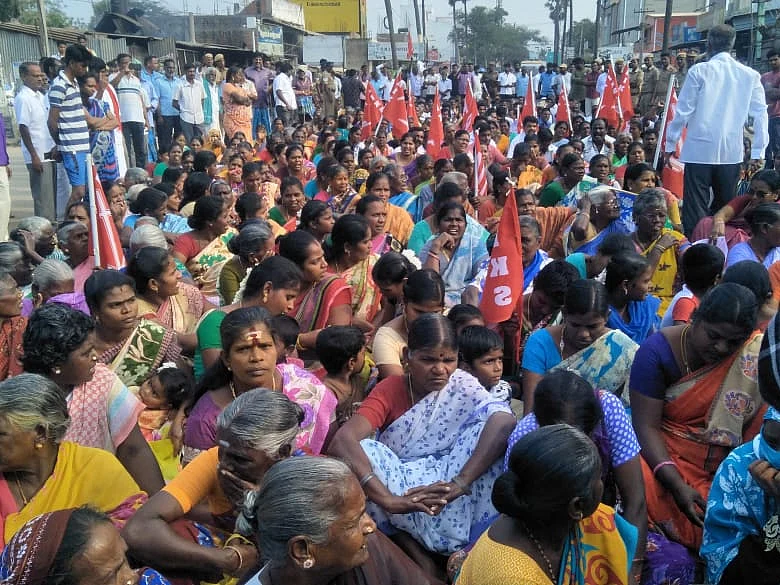 பணி நீக்கம் செய்யப்பட்டதை எதிர்த்த தனியார் நிறுவன ஊழியர்கள்... திருவள்ளூரை பதற்றமாக்கிய மறியல்!