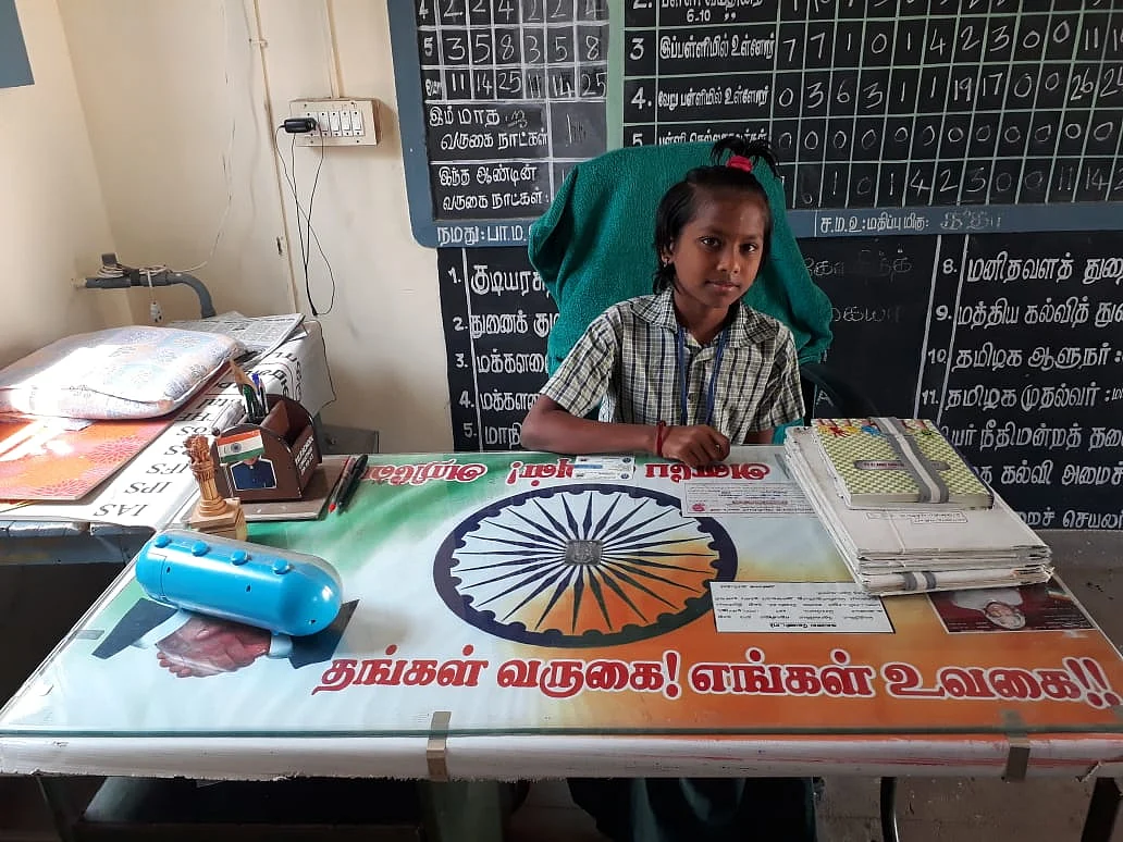 தலைமை ஆசிரியர் சீட்டில் சத்யப்ரியா
